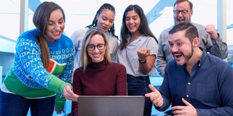 Qual o papel dos colaboradores, das lideranças, organizações e recursos humanos na promoção de um clima organizacional saudável?